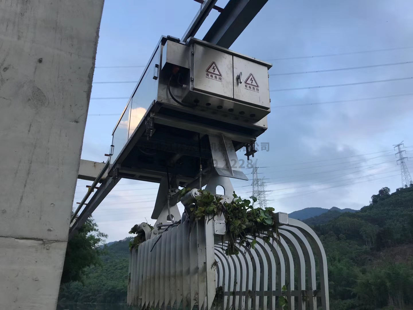 广州移动抓斗式清污机安装案例